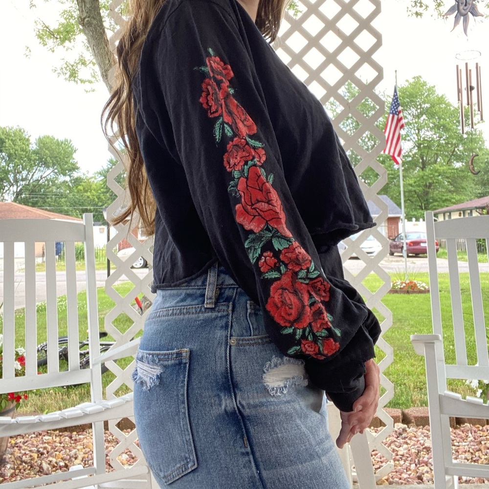 Cropped Long Sleeve with Roses - Picture 2 of 4